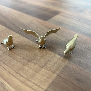 Pigeon doré miniature, picorant, pigeon debout, figurine animale minuscule, décoration de maison de poupée, accessoire de diorama, oiseau, petit oiseau, oiseau doré