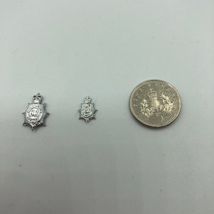 Tiny miniature 3D printed badges, cute little police badge, dollhouse accessories, novelty decor, small collectible gifts.