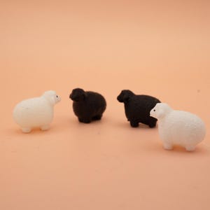 Miniature mouton noir et blanc, minuscule animal, décoration de maison de poupée, accessoire diorama, maison de poupée, figurine d'animal de ferme, cadeau