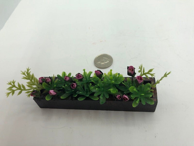 1/12th DOLLS HOUSE HANDMADE MAGENTA WOODEN WINDOW BOX WITH MIXED FLOWERS G2.15 