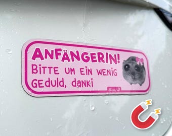 Sad Hamster Auto Magnet - Fahranfänger Schild, lustig | Beste Freundin Geschenk, Führerschein Geschenkidee, wasserfest, UV-beständig, pink