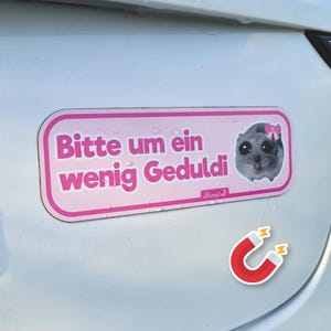 Imán para coche con forma de hámster triste "Por favor, ten paciencia" - Letrero para conductores noveles, divertido | Regalo para mejor amigo, idea para regalar al carnet de conducir, rosa imagen 1