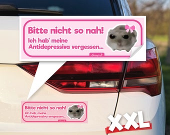 Sad Hamster Auto Aufkleber XXL 'Bitte nicht so nah' | Lustiger Sticker für Frauen, Beste Freundin Geschenk, Führerschein Geschenkidee, pink