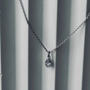 Collar con colgante de lágrima pequeña, colgante de plata, circonita cúbica, gema en forma de lágrima, collar de plata esterlina, gargantilla