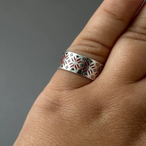 Ukraine Silber Ring mit Stickerei, rotes und schwarzes Emaille, Schmuck aus der Ukraine,