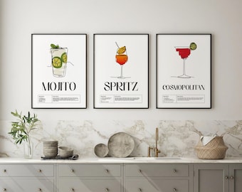 Może przedstawiać: Trzy oprawione plakaty ścienne z minimalistycznymi rysunkami liniowymi koktajli. Lewy plakat przedstawia Mojito z limonką, środkowy Spritz z plasterkiem pomarańczy, a prawy Cosmopolitan z dekoracją z limonki, każdy z dołączonym tekstem.