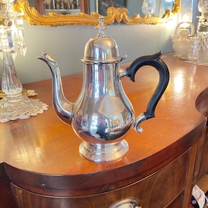 Antique 1900’s Silver Plate Coffee/Tea Pot, Williamsburg style, English by Eisenberg-Lozano