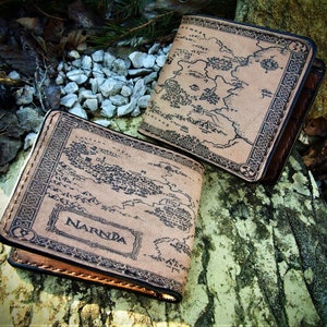 Portefeuille carte Narnia, portefeuille Narnia, cuir carte Narnia, carte vintage, carte narnia vintage, carte vieillie, cuir vieilli