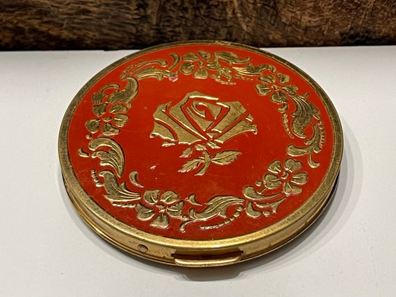 Vintage 50s Courting Couple Compact with Raised Floral Edges Unsigned Compact Mid Century Gold Tone Powder Compact with Mirror