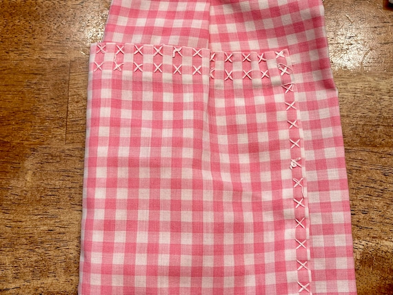 ヴィンテージピンクのチェック柄エプロン：ホワイトのXステッチ