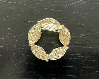 Vintage Gerry's Gold Tone Leaf Wreath Brooch