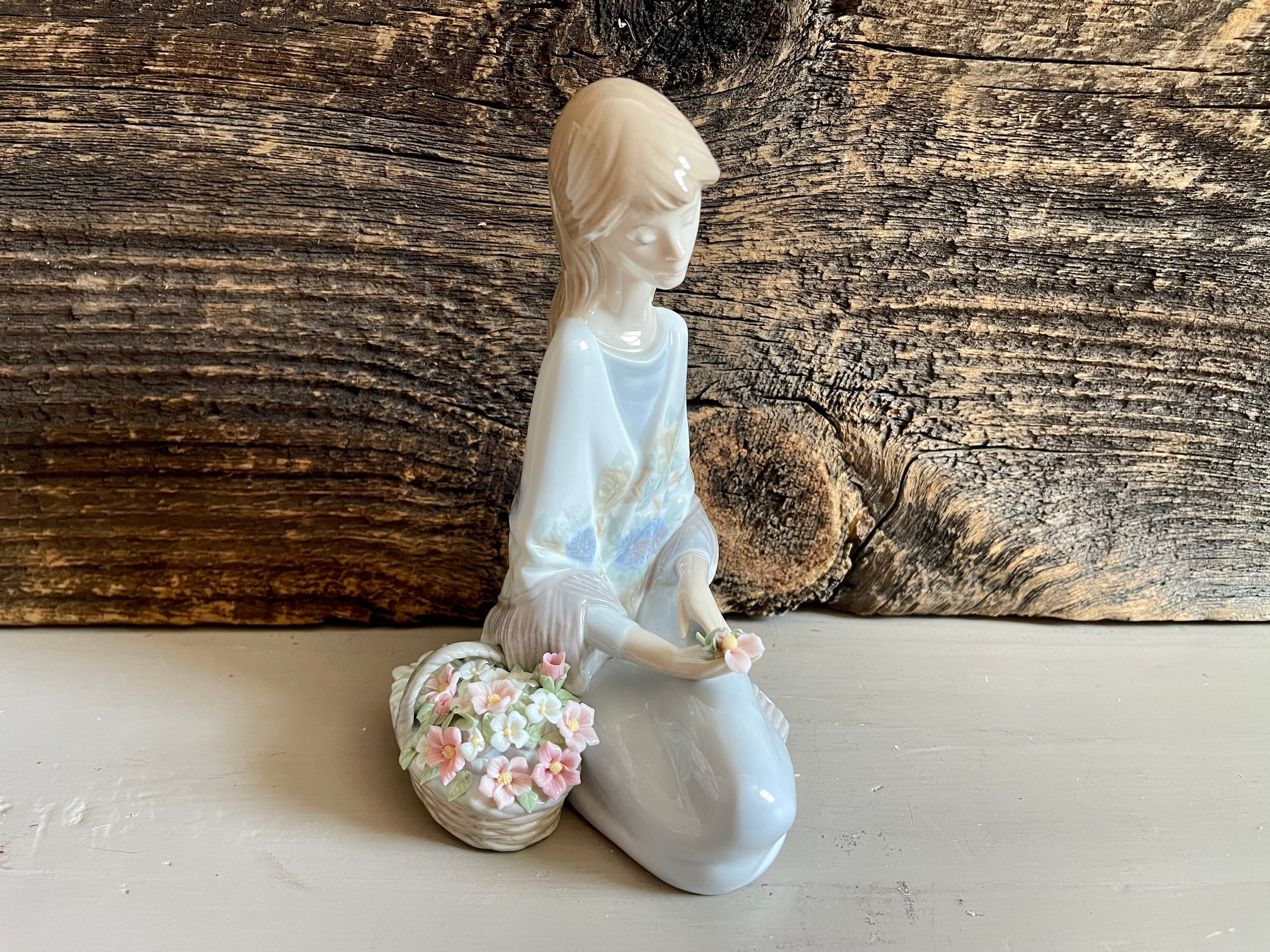 LLADRO 女性 陶器人形 Spain Porcelain Figurine Lladro Vintage Porcelain Figurine Statue Girl with Dog Figure