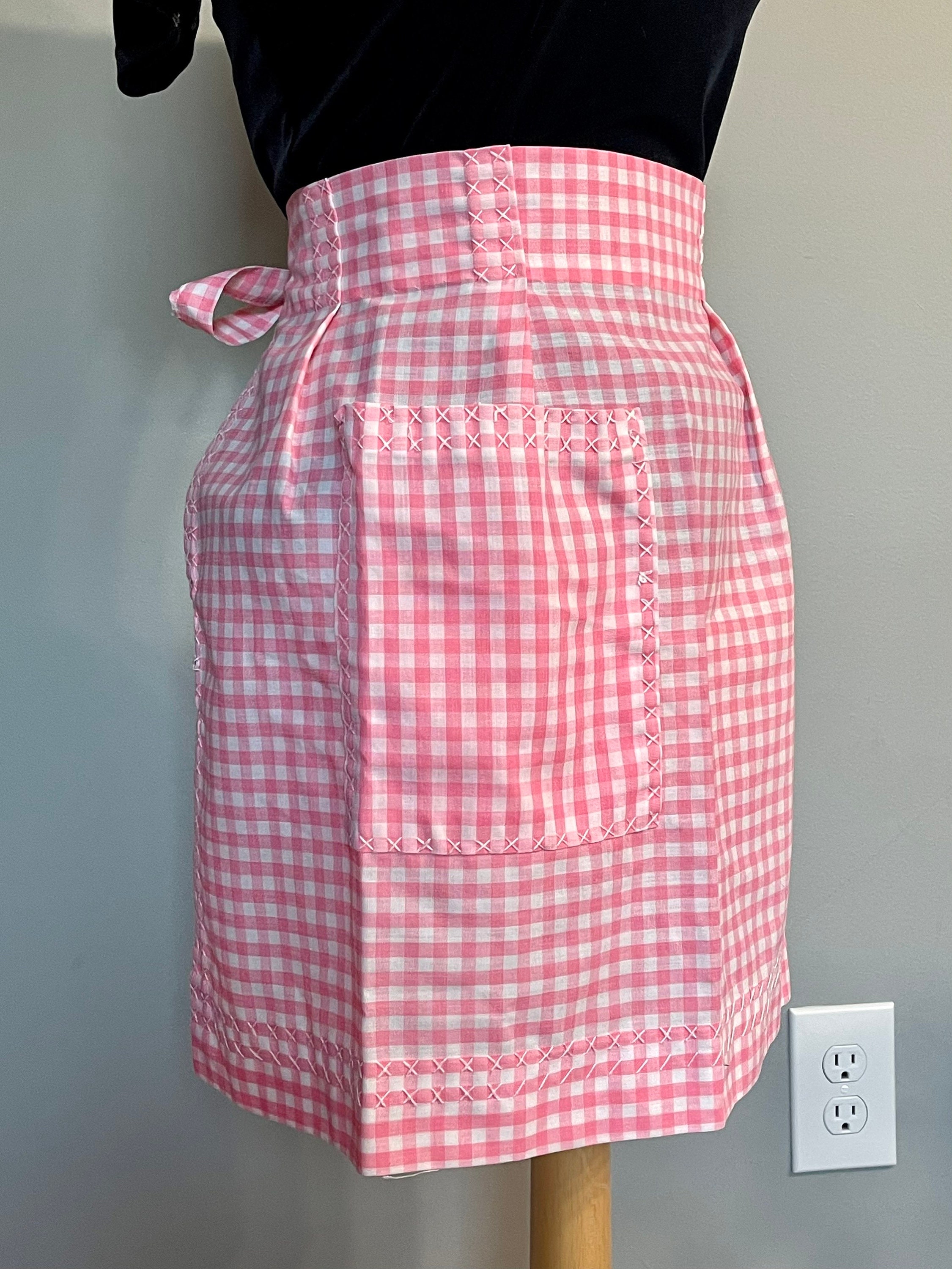 【入手困難】ヴィンテージ ピンクチェックエプロン 新品 ヴィンテージピンクのチェック柄エプロン：ホワイトのXステッチ