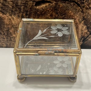 Curio vintage en verre transparent et laiton, boîte à bijoux rectangulaire, fond de miroir, gravures florales dépolies, boîte à curiosités à pieds, rangement de bijoux