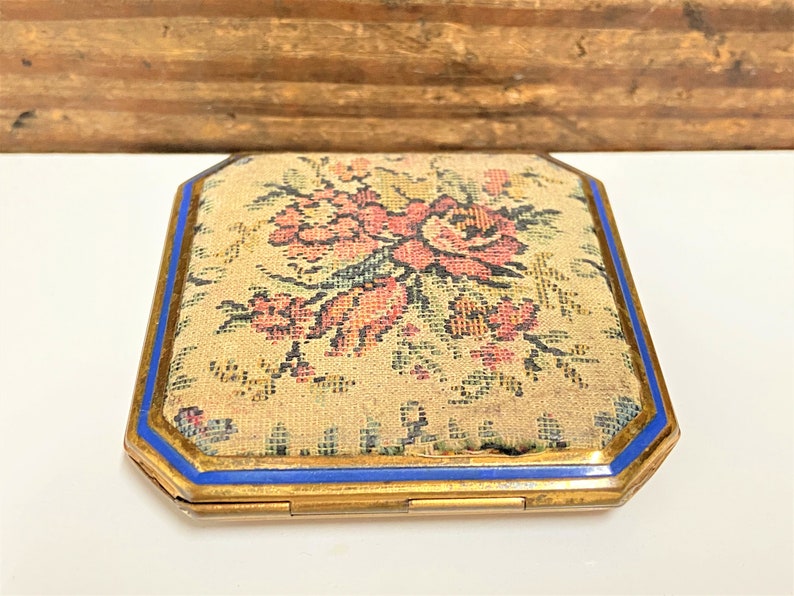 Mirrored Powder Compact Compact with Embroidered Floral Top 1950s Powder Compact Gold Tone Metal Compact Vintage Petit Point Compact