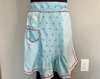 Vintage Hellblaue Schürze: Rote Blumen Details, Ausgebossene Borte