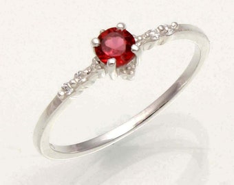 Bague grenat naturel et CZ/ Bague Dainty/ Cadeaux personnalisés/ Bague grenat rouge/Petite bague grenat /Bague minimaliste/Cadeau pour elle/Bijoux faits à la main