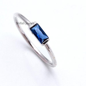 Bague baguette avec saphir bleu CZ : anneau à superposition en argent sterling