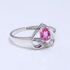 Anillo de compromiso de plata de ley con rubí y circonitas cúbicas para ella.