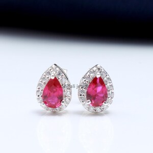 Peut inclure: Ensemble de trois tasses en céramique avec une finition mate et mouchetée. Les tasses sont de couleur crème, gris clair et gris foncé. Chaque tasse a un design simple et minimaliste avec une anse arrondie.