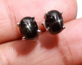 Pendientes de botón con forma de estrella negra en plata de ley 925. Joyería minimalista celestial.