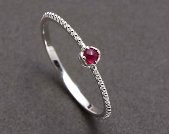 Delicato anello di fidanzamento minimalista in argento sterling con rubino, realizzato a mano.