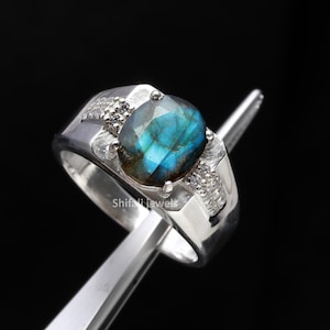 Handmade Labradorite Sterling Silver Men&#39;s Ring: Oval Stone