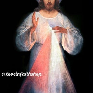 Puede incluir: Representación artística de Jesucristo, irradiando luz en tonos blancos, rojos y morados. Viste una túnica blanca y tiene un halo. La imagen incluye el texto "Jesus I Trust In You" en una pancarta.