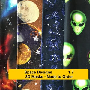 以下が含まれることがあります： 宇宙をテーマにしたデザインの3Dマスクのコレクション。マスクには、惑星、星座、緑色のエイリアンの顔のパターンがあります。「Space Designs 3D Masks - Made to Order」というテキストが黄色のバナーに表示されています。