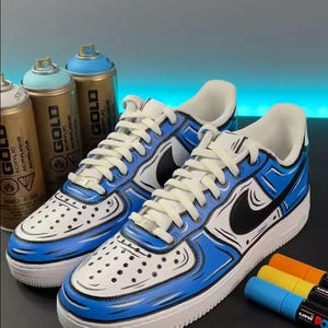 Air Force 1 Cartoon personnalisé blanc chaussures bleu croquis contour noir Swooshes art baskets peintes hommes femmes enfants bébé sur commande