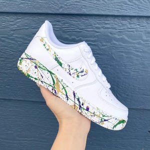 Air Force 1 chaussures blanches personnalisées Mardi gras éclaboussures violet vert or peint baskets hommes femmes enfants bébé toutes tailles sur commande