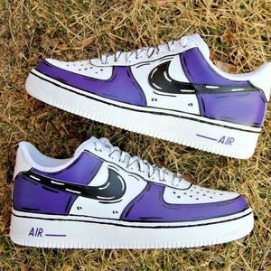 Zapatillas Air Force 1 personalizadas de dibujos animados en blanco con logos morados y negros, pintadas a mano, para hombre, mujer, niño y bebé, en todos los tamaños, hechas a pedido