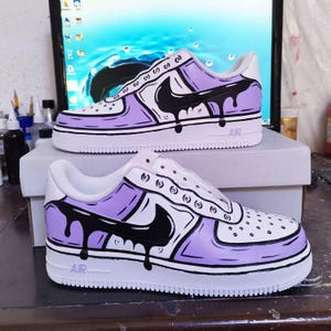 Air Force 1 Cartoon Custom weiße Schuhe Lila Cartoon Schuhe Schwarz Drip Lila bemalte Sneakers Herren Damen Kinder Baby alle Größen auf Bestellung gefertigt