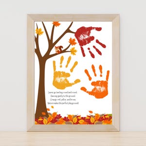 Puede incluir: Una impresión enmarcada con un árbol marrón, una ardilla y hojas naranjas y amarillas. Se muestran huellas de manos en rojo, naranja y amarillo. El texto dice: "Las hojas giran y giran. Bailando suavemente hacia el suelo. Naranja, rojo, amarillo y marrón. ¡La naturaleza es el patio de recreo perfecto!"