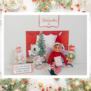 Könnte beinhalten: Eine rot-weiß gestreifte Elfenpuppe mit lila Flügeln sitzt auf einer Bühne mit einem Weihnachtsbaum und anderen Nussknackerfiguren. Das Schild über der Bühne lautet "The Nutcracker". Das Schild unter der Bühne lautet "Dance into delight: Nutcracker magic sparkles bright!"