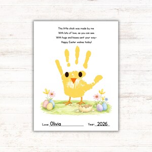 Könnte beinhalten: Ein Handabdruck-Kunstdruck mit einem gelben Küken, das aus einem Handabdruck hergestellt wurde. Das Küken hat einen Schnabel und Augen, mit dem Text "This little chick was made by me." Enthält den Namen "Olivia" und das Jahr "2026".