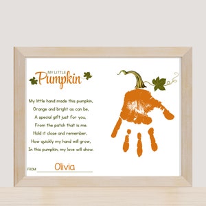 以下が含まれることがあります： 子供向けのプリント可能な手形アートクラフト。画像は、緑色の茎と葉が付いたオレンジ色の手形がカボチャの形になっている様子を表しています。テキストには、「私の小さな手はこのカボチャを作りました。オレンジ色で、あり得る限り明るく、あなたへの特別な贈り物です。私がいる畑から。大切に持ち、思い出してください。私の手はどれほど早く成長するか。このカボチャの中に、私の愛が示されます。オリビアより」と書いてあります。