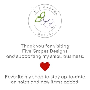 Puede incluir: Un c&iacute;rculo blanco con un contorno negro y el texto "FIVE GRAPES DESIGN" en su interior. Una vid verde con uvas moradas est&aacute; dentro del c&iacute;rculo. El texto "Gracias por visitar Five Grapes Designs y apoyar mi peque&ntilde;o negocio. Agrega mi tienda a tus favoritos para mantenerte al d&iacute;a sobre las ventas y los nuevos art&iacute;culos agregados." est&aacute; debajo del c&iacute;rculo. Un coraz&oacute;n rojo est&aacute; debajo del texto.