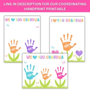 Op de afbeelding: Drie afdrukbare handafdruk kunstsjablonen met de tekst "WE LOVE YOU GRANDMA" en "I LOVE YOU GRANDMA". Elke sjabloon bevat kleurrijke handafdrukken in de vorm van bloemen, met vlinders en harten. De bovenste banner luidt "LINK IN DESCRIPTION FOR OUR COORDINATING HANDPRINT PRINTABLE".