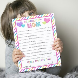 Puede incluir: Una tarjeta del D&iacute;a de la Madre imprimible con un fondo a rayas rosa y blanco. La tarjeta tiene un t&iacute;tulo que dice "Todo sobre mi mam&aacute;" e incluye preguntas para completar sobre la mam&aacute;. La tarjeta est&aacute; decorada con corazones y el texto "&iexcl;Feliz D&iacute;a de la Madre!" La tarjeta est&aacute; firmada "Love Emma" y la edad est&aacute; rellenada con "8".