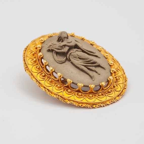 Victorian 14 Karat Gold Lava Brooch, Reliëf Brooch