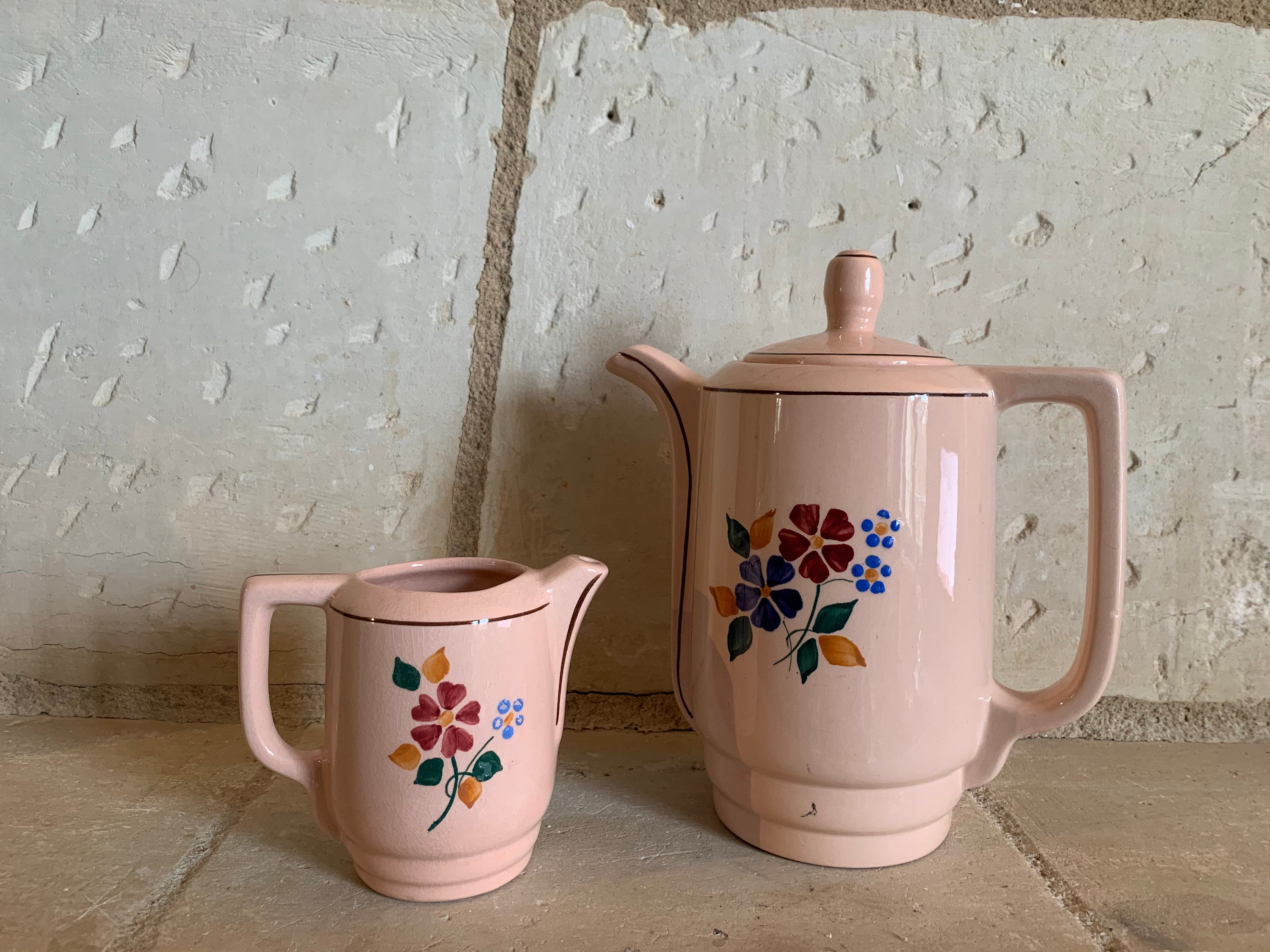 Belle Théière de Porcelaine Crue avec La Cruche Lait Assortie