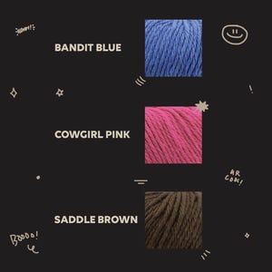 K&ouml;nnte beinhalten: Auf schwarzem Hintergrund werden drei Garnproben gezeigt: Bandit Blue, Cowgirl Pink und Saddle Brown. Jede Farbe ist beschriftet. Dekorative Kritzeleien und Textakzente, darunter "Wow!", "Mr. Cool!" und "Boooo!", umgeben das Garn.
