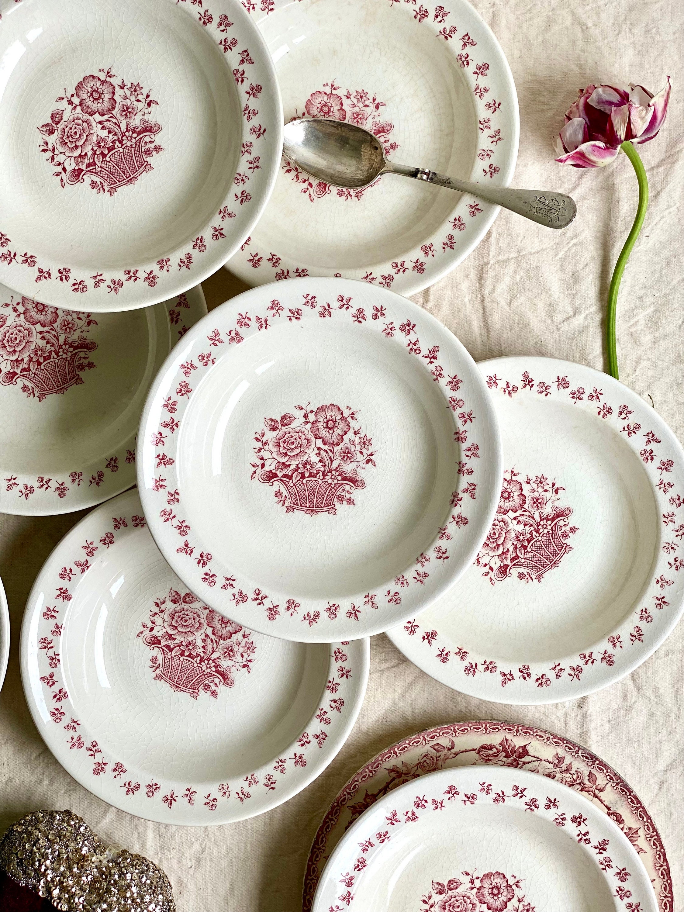 Lot De 7 Assiettes Anciennes Gien - Modèle Savoie Décor Fleurs, Faïence Blanche, Diamètre 24,5 Cm - Vintage 1940