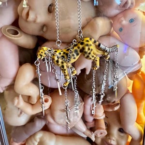 Niebezpieczeństwo, lampart, gepard, może cię dźgnąć! - ręcznie robiony naszyjnik z ostrzem sztyletu