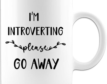 I'm introverting please go away weiße Kaffeetasse, introvertierende Kaffeetasse, lustige introvertierende Tasse, Geschenk für Introvertierte, Büro Kaffeetasse