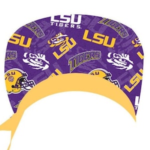 Peut inclure: Chapeau de chirurgien violet et or avec un motif répété de logos LSU Tigers et les mots "LSU Tigers".