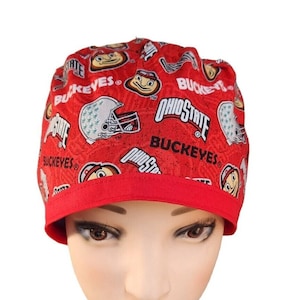 Peut inclure: Chapeau de travail rouge avec un motif répété du logo des Ohio State Buckeyes, de la mascotte et du casque de football.