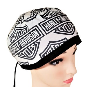 Peut inclure: Casquette blanche ornée du logo Harley-Davidson noir répété. Le bonnet présente un bord noir et des liens. Accessoire sur le thème de la moto.