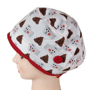 Peut inclure: Un bonnet de travail blanc avec une bordure rouge et une fermeture à bouton. Le bonnet présente un motif répété d'émojis de caca brun et de rouleaux de papier toilette avec des cœurs.